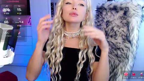 Snapshot of whitelabunny chatting on 16, 10, 2025 WhiteLaBunny online show from 16, 10, 2025