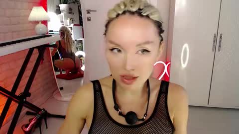 Snapshot of whitelabunny chatting on 6, 11, 2025 WhiteLaBunny online show from 6, 11, 2025