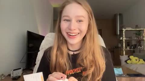 Snapshot of whoisalisa chatting on 9, 10, 2025 Alisa online show from 9, 10, 2025