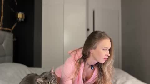 Snapshot of why_____not chatting on 23, 11, 2025 Alice online show from 23, 11, 2025