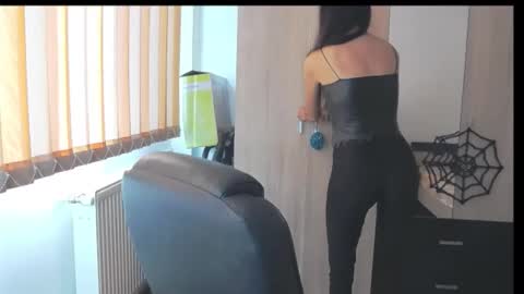 Snapshot of wildbea23 chatting on 31, 10, 2025 Bea online show from 31, 10, 2025