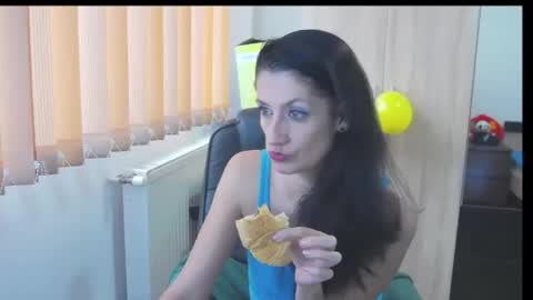 Snapshot of wildbea23 chatting on 12, 11, 2025 Bea online show from 12, 11, 2025