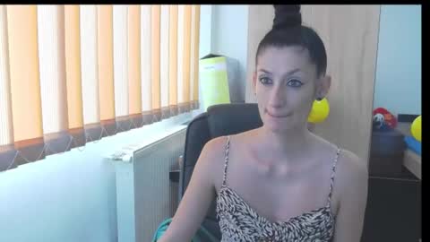 Snapshot of wildbea23 chatting on 16, 11, 2025 Bea online show from 16, 11, 2025