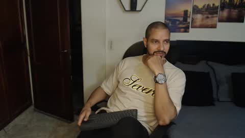 Magnus Dark independent model online show from 7, 1, 2025