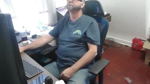 Snapshot of woodworker6473 chatting on 16, 10, 2025 woodworker6473 online show from 16, 10, 2025