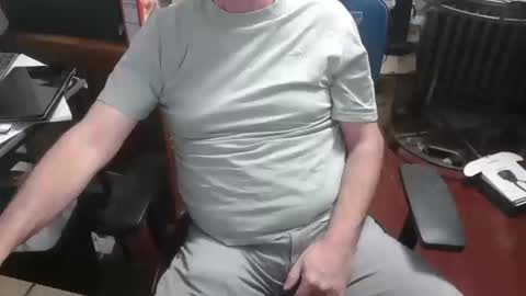 Snapshot of woodworker6473 chatting on 18, 10, 2025 woodworker6473 online show from 18, 10, 2025