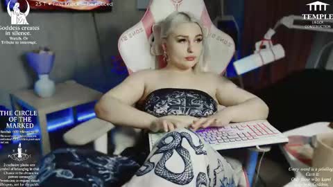 Snapshot of wounded_goddess chatting on 24, 10, 2025 Goddess Sophy online show from 24, 10, 2025