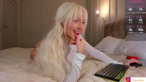 Snapshot of wow_peach_girl chatting on 23, 12, 2024 Liza online show from 23, 12, 2024