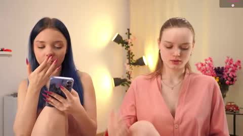 Snapshot of xiaobrunscheen chatting on 9, 11, 2025 Luna and Lina online show from 9, 11, 2025