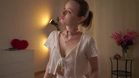 Snapshot of xiaobrunscheen chatting on 13, 11, 2025 Luna and Lina online show from 13, 11, 2025