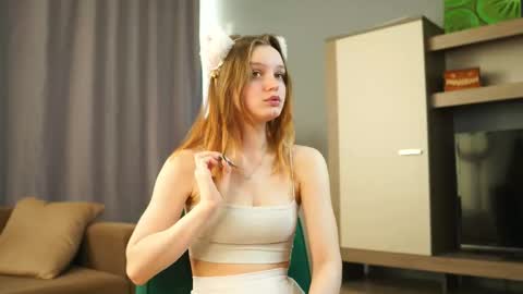 Snapshot of xiaobrunscheen chatting on 18, 11, 2025 Luna and Lina online show from 18, 11, 2025