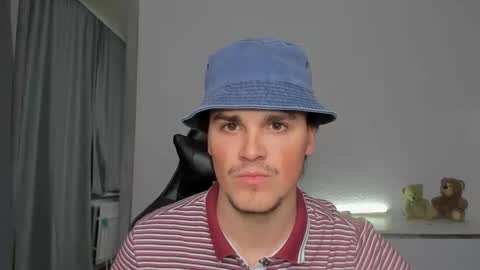 Snapshot of xx_raul_xx_ chatting on 19, 10, 2025 raul online show from 19, 10, 2025