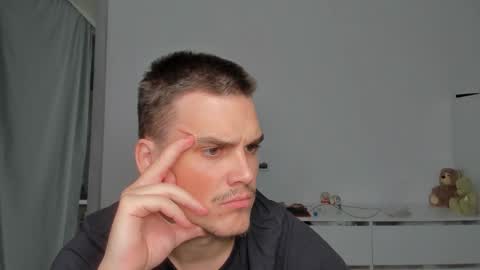 Snapshot of xx_raul_xx_ chatting on 4, 12, 2025 raul online show from 4, 12, 2025