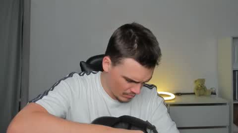 Snapshot of xx_raul_xx_ chatting on 18, 12, 2025 raul online show from 18, 12, 2025