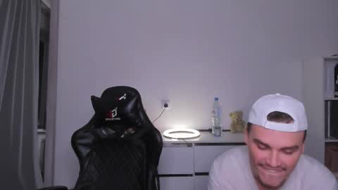 Snapshot of xx_raul_xx_ chatting on 18, 12, 2025 raul online show from 18, 12, 2025