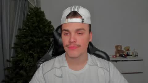 Snapshot of xx_raul_xx_ chatting on 19, 1, 2026 raul online show from 19, 1, 2026