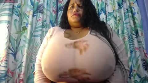 Snapshot of yasmin_bigtits chatting on 25, 12, 2024 Yasmin online show from 25, 12, 2024