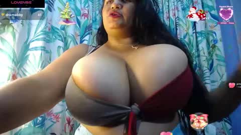 Snapshot of yasmin_bigtits chatting on 31, 12, 2024 Yasmin online show from 31, 12, 2024