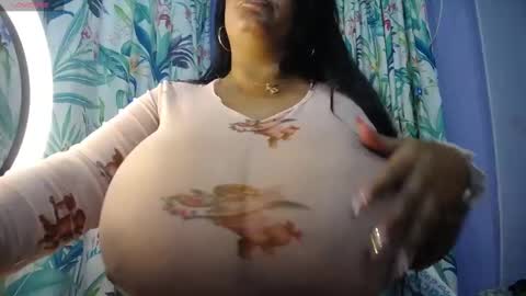 Snapshot of yasmin_bigtits chatting on 5, 1, 2025 Yasmin online show from 5, 1, 2025