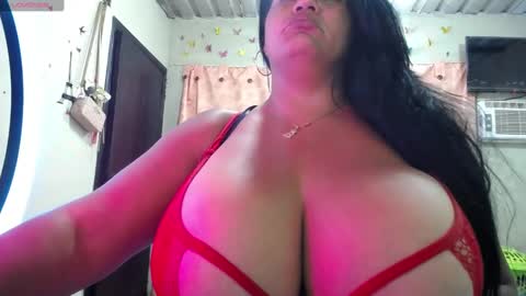 Snapshot of yasmin_bigtits chatting on 6, 3, 2025 Yasmin online show from 6, 3, 2025