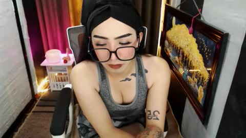 Snapshot of yassiered chatting on 25, 10, 2025 yassiered online show from 25, 10, 2025