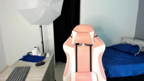 Snapshot of yelena03 chatting on 5, 1, 2025 yelena03 online show from 5, 1, 2025