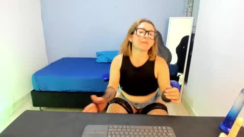 Snapshot of yelena03 chatting on 11, 1, 2025 yelena03 online show from 11, 1, 2025