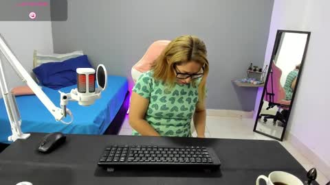 Snapshot of yelena03 chatting on 16, 1, 2025 yelena03 online show from 16, 1, 2025