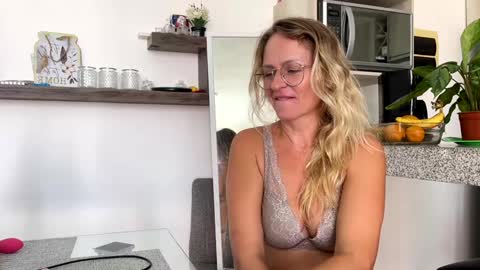 Snapshot of yes_mommy_zlata chatting on 6, 2, 2025 Zlata online show from 6, 2, 2025