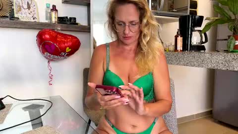 Snapshot of yes_mommy_zlata chatting on 1, 3, 2025 Zlata online show from 1, 3, 2025