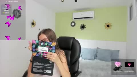 Snapshot of yeye_sweet_ chatting on 14, 12, 2025 YEYE online show from 14, 12, 2025