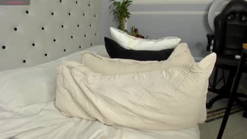 roxie reyes  online show from 23, 2, 2025