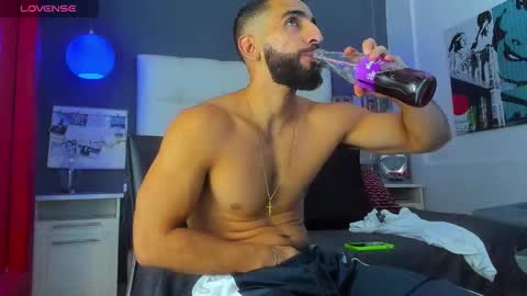 Snapshot of yiyo10_ chatting on 28, 11, 2025 Yiyo online show from 28, 11, 2025