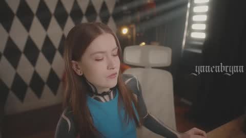 Snapshot of ynnenbrynn chatting on 14, 11, 2025 ynnenbrynn online show from 14, 11, 2025