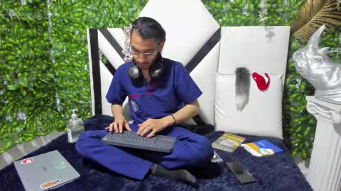Snapshot of yolk_vers chatting on 17, 10, 2025 Yolk online show from 17, 10, 2025