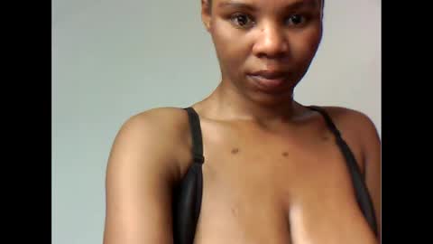 Snapshot of yoncexx25 chatting on 17, 10, 2025 amazingkellyxx online show from 17, 10, 2025