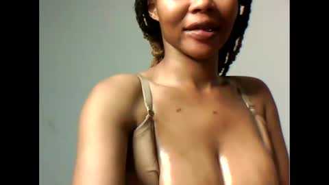 Snapshot of yoncexx25 chatting on 21, 12, 2025 amazingkellyxx online show from 21, 12, 2025