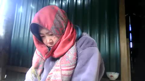 Snapshot of yongmi_ chatting on 15, 12, 2025 yongmi_ online show from 15, 12, 2025