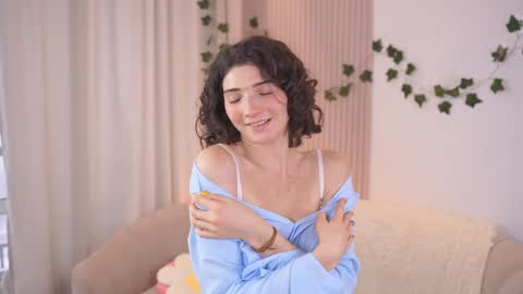 Snapshot of you_fell_in_love chatting on 7, 12, 2024 Elizabeth brunette -- Darline blonde online show from 7, 12, 2024