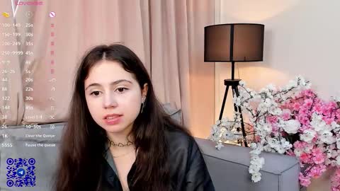 Snapshot of you_fell_in_love chatting on 18, 9, 2025 Elizabeth brunette -- Darline blonde online show from 18, 9, 2025