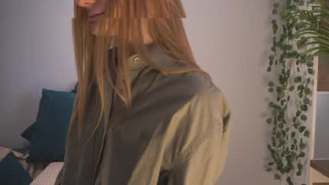 Snapshot of you_fell_in_love chatting on 22, 3, 2026 Elizabeth brunette -- Darline blonde online show from 22, 3, 2026