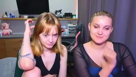 Snapshot of younona chatting on 7, 6, 2026 Anna and Luna online show from 7, 6, 2026
