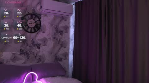 Julia Please Thumbs up me   online show from 23, 1, 2025