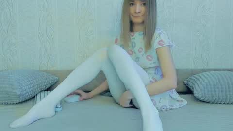 Snapshot of your_caramelka chatting on 8, 3, 2025 Lily online show from 8, 3, 2025
