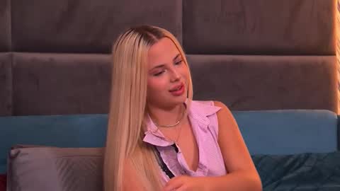 Snapshot of yssabelfox chatting on 13, 10, 2025 Foxie online show from 13, 10, 2025