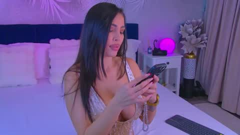 Snapshot of yviesweet chatting on 29, 10, 2025 Laura online show from 29, 10, 2025