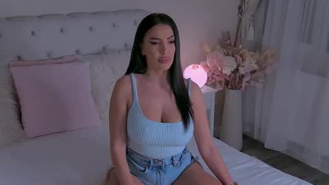 Snapshot of yviesweet chatting on 2, 12, 2025 Laura online show from 2, 12, 2025