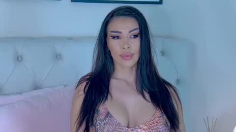 Snapshot of yviesweet chatting on 5, 12, 2025 Laura online show from 5, 12, 2025