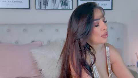 Snapshot of yviesweet chatting on 19, 12, 2025 Laura online show from 19, 12, 2025