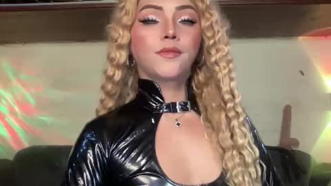 Snapshot of yvonne_guidotti chatting on 25, 10, 2025 Miss Cali online show from 25, 10, 2025